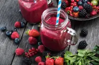 SUCO DE FRUTAS VERMELHA COM LEITE